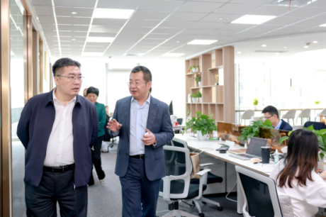 ������ί��ί�������г����廪����Դ���������������޹�˾�߷õ���